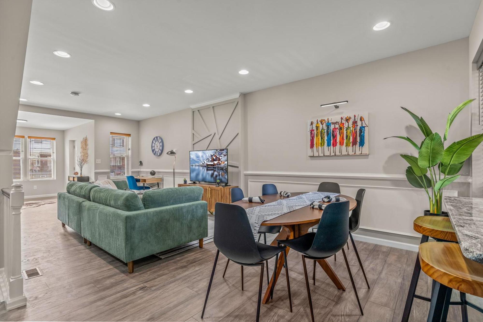 Uptown Gem! A Family Free Early Check-in! * Philadelphia