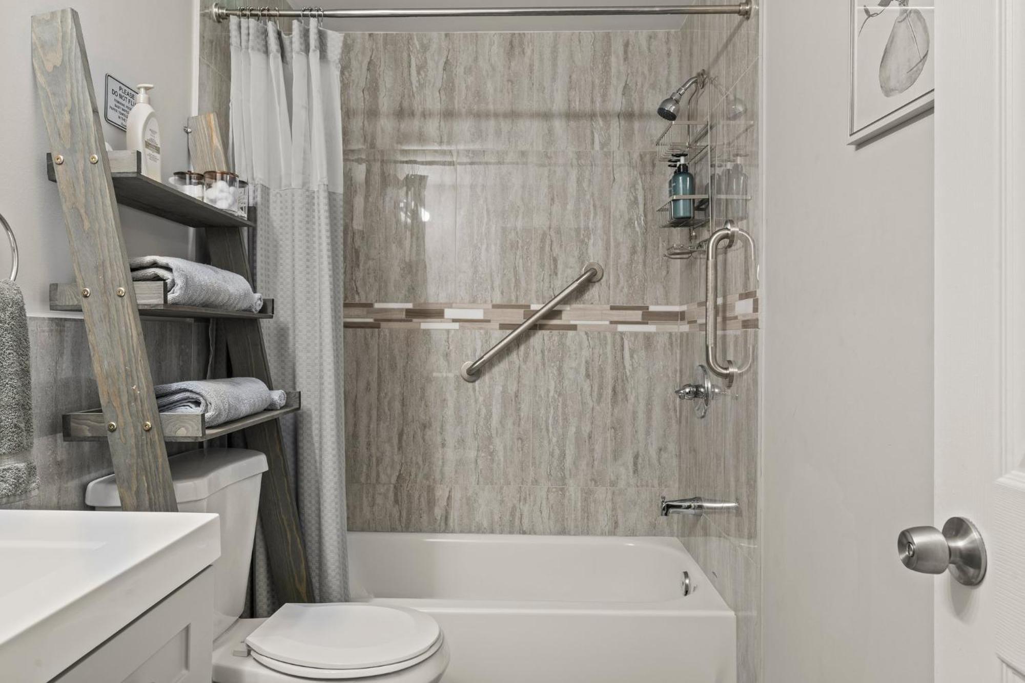 Uptown Gem! A Family Free Early Check-in! Holiday home
